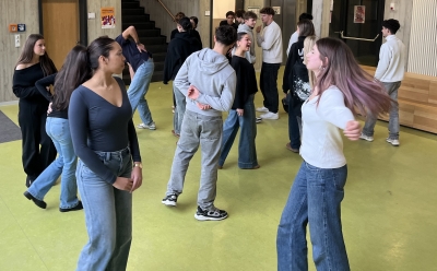 Die Spielenden begegnen sich laufend im Raum (c) Buschmann